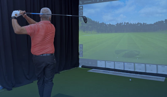 Jugador en el banco de fitting de GOLF ESTUDIO
