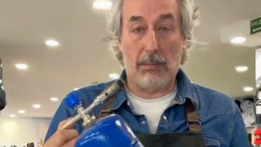 Pietro, clubmaker de Golf Estudio Madrid, con un soplete de taller en la tienda